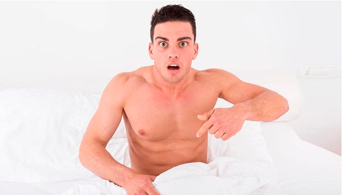 Човек изненаден од резултатот од домашното зголемување на пенисот